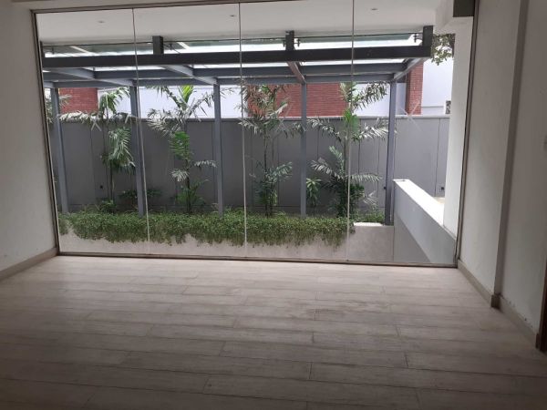  Bedrooms Commercial Properties for Rent